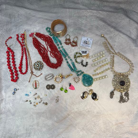 Huge Lot Mostly Vintage Some Now Costume Jewelry Need Repair Necklaces Brooches - Picture 1 of 6